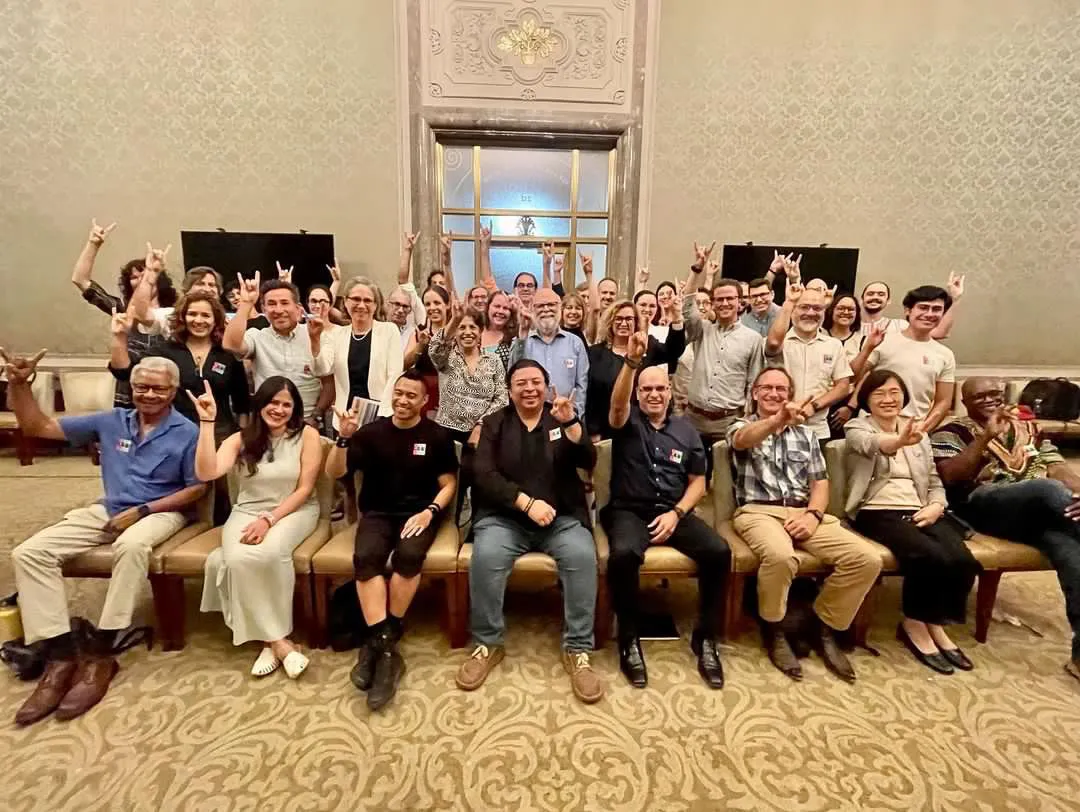 A group of UT Austin faculty putting their horns up at the FILUNI kick off event 