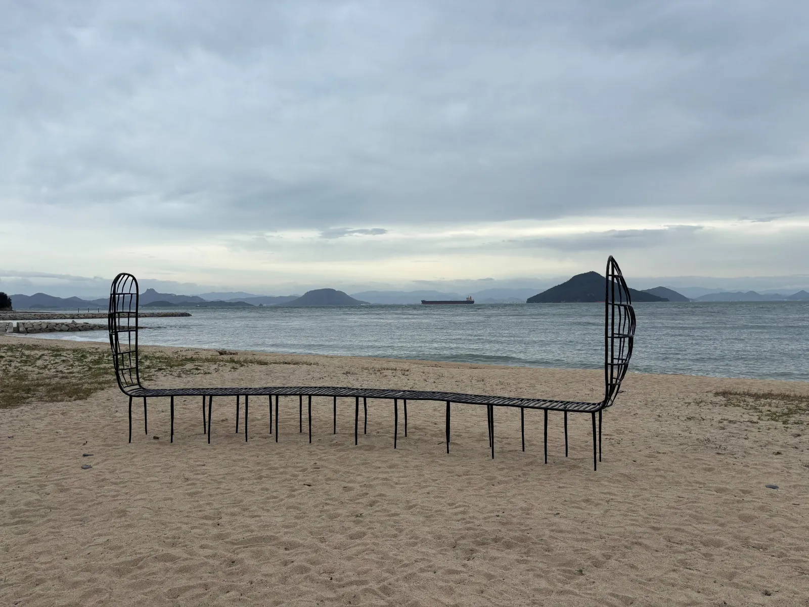 Wire structure on the beach
