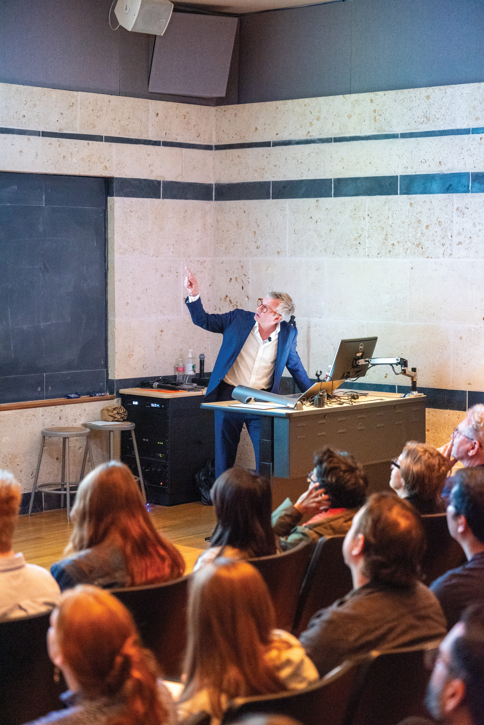 Erik L’Heureux lecturing in front of a crowd of architecture students