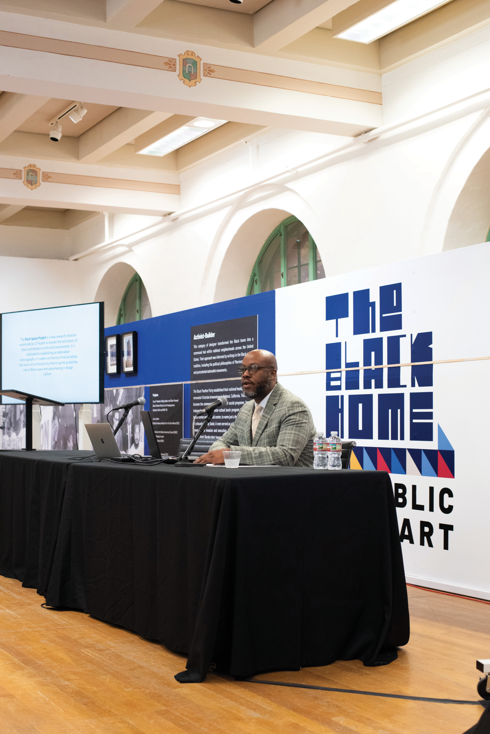Charles Davis addressing a crowd at the School of Architecture