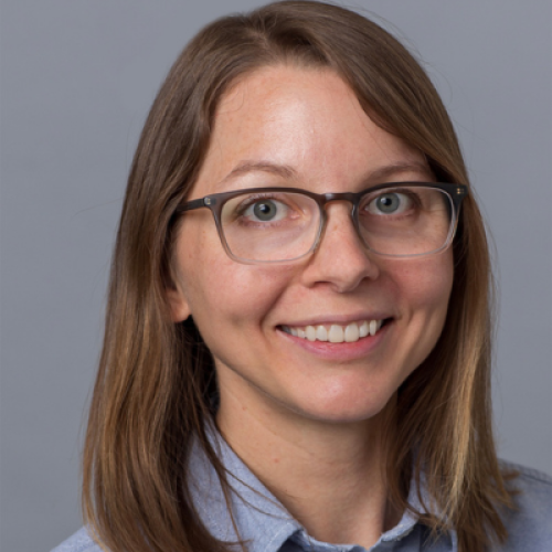 lauren summerlin smiles at the camera for headshot photo