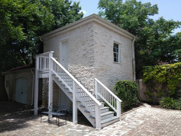 Exterior shot of the slave quarters building at the Neill-Cochran House Museum