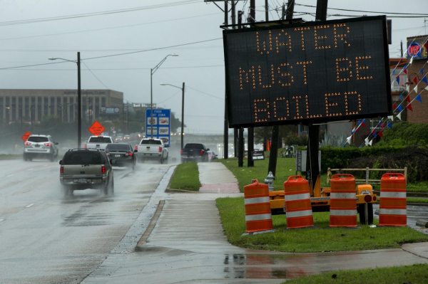 Sign about the water boil advisory, Austin, Texas