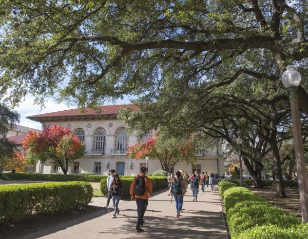 Students walking to Battle Hall