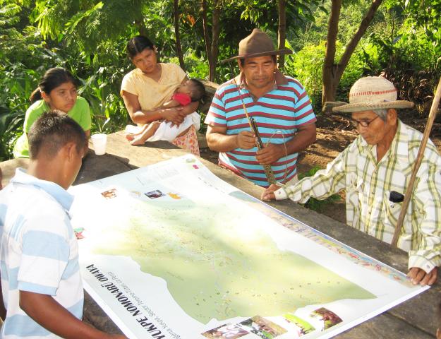Yukpa_Reviewing final map with Jesus Padre Penaranda 